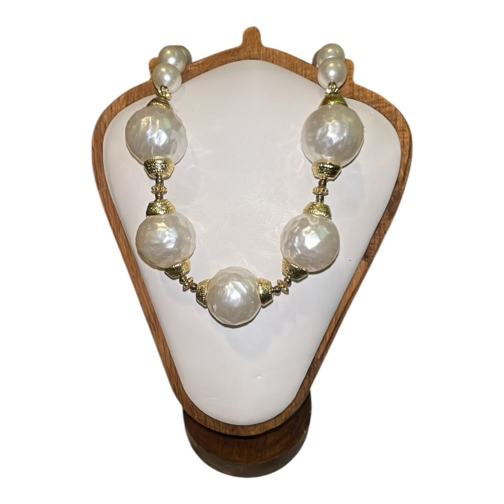 Elegant Pearl and Gold Women's Necklace - Picture 2 of 6